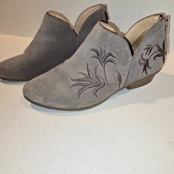 Women's Ankle Boot Suede Leather with Floral Reaction by Kenneth Cole Size 9 - Picture 1 of 9